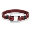 Détail d'un bracelet en cuir tressé rouge à double couche avec fermoir en U argenté - Bordeaux