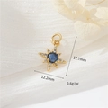 Dettaglio macro del ciondolo a stella in oro 14k con gemma blu e dimensioni 17,7mm x 12,2mm - Stella Blu