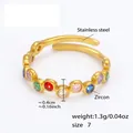 Vista dettagliata dell'anello in acciaio inossidabile placcato oro 18K con zirconi - Taglia 7 (Regolabile) / Oro Zirconia Multicolore