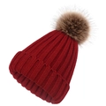 Detaillierte Nahaufnahme einer roten Strickmütze mit flauschigem braunem Kunstpelz-Pompon - S Kinder Fleece Gefüttert / Burgunderrot