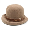 Détail du chapeau tricoté camel avec lanière en cuir marron et rivets en métal doré - M (56-58cm) / Brun