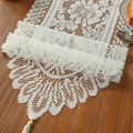Elegante camino de mesa de encaje blanco con borlas sobre mesa de madera - 33*91 / Beige Floral