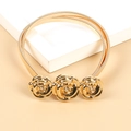 Detaillierte Nahaufnahme des goldenen Metall-Federgürtels mit drei Rosenblüten-Schnallen - Nr. 19 Rosenblüte
