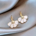 Boucles d'oreilles fleur vintage française avec pétales crème et finition dorée - 47# Boucle-Or-Blanc