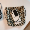 Vista superior del mini bolso bandolera de leopardo mostrando el espacio interior - Estampado de Leopardo Marrón y Amarillo