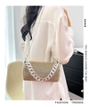 Borsa a cilindro dorata con strass e tracolla a catena mostrata sulla modella - Oro con catena tonda