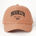 Détail de la casquette Brooklyn 1898 vintage montrant la texture et la broderie - Orange