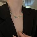 Ras du cou chaîne serpent dorée avec pendentif carré en pierre bleue sur un mannequin - Style Chaîne Serpent Dorée avec Pierre Bleue Carrée