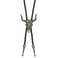 Détail du bolo tie tête de taureau argentée avec cordon en cuir tressé noir et embouts - Tête de Taureau