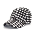 Vue détaillée du tissu en laine à motif pied-de-poule noir et blanc sur une casquette - M (56-58cm) / Pied-de-poule Noir