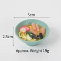 Miniatur 5cm blaue Ramen-Nudelschale mit realistischem Fischkuchen und Frühlingszwiebeln - Würstchen-Nudeln / Ohne Clip
