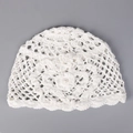 Detalle de gorro de ganchillo con perla central y patrón de malla calada de estilo bohemio - M (56-58cm) / Blanco