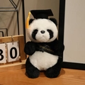 Plüschpanda zum Abschluss mit Doktorhut und Schleife mit Glückwunsch-Schriftzug - Panda mit Schärpe / 20cm