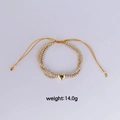 Détail gros plan du bracelet à trois rangs de perles avec breloque cœur pesant 14.0g - Coeur Doré (B192) / Or