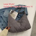 Bolso bandolera grande de nailon acolchado gris oscuro con diseño de rombos y correa - Grande Gris