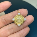 Pendente quadrato dorato con croce di strass e perle bianche, dettaglio ravvicinato - Oro