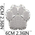 Detail eines 6cm grauen Hundepfoten-Stickereiaufnähers mit silbernem Paillettenrand - Nr. 1 Grau mit Silberrand