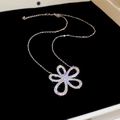 Dettaglio della collana con ciondolo a fiore d'argento scintillante su velluto nero - Set Traforato a Cinque Petali (HE22332/HN7345) / Argento