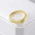 Bague coeur dorée polie avec micro-pavage en zircone sur fond en cuir blanc - 15 Zircons Cœur Taille 8