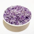 Vue macro de cristaux de quartz violets naturels concassés pour décoration DIY dans un bol - Améthyste claire