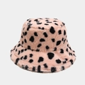 Primer plano del gorro de pescador rosa con estampado de leopardo y textura suave - M (56-58cm) / Rosa (Manchado)