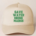 Dettaglio del cappello trucker con stampa SAVE WATER DRINK MARGS in verde - Taglia unica / Cachi