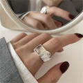 Eleganter Ring aus 925er Sterlingsilber mit quadratischem Stein und gewelltem Silberband - Quadratischer Edelstein Gefalteter Stil(1)