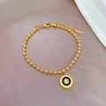 Dettaglio di una catena in acciaio dorato con ciondolo a numeri romani e zircone - Bracciale Catena a Sfere con Numeri Romani (P301 Oro) / Oro