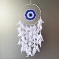 Handgefertigter Traumfänger mit weißen Federn und blauem Evil-Eye-Häkelmuster in der Mitte - Ms9229c 31 Cm Weiß / Wie abgebildet