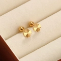 Boucles d'oreilles trèfle à quatre feuilles en acier titane doré dans un écrin en velours - Trèfle à Demi-Texturé