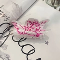 Detail der Engelsflügel-Haarklammer mit Perlmutteffekt und rosa Umrissen - Kleiner Engel Haarklammer (ca. 8 cm)