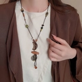 Détail d'un collier ethnique vintage avec perles en bois et pendentif en forme de lune - Collier Pendentif Rond Croissant (4#)