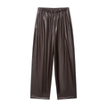 Detail der dunkelbraunen Kunstleder-Hose mit weitem Bein und elastischem Faltenbund - Braune Hose