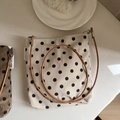Detalle de textura de bolso de pana con lunares y correa de cuero elegante - Pana Beige Con Lunares