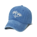Dettaglio del ricamo della palma bianca e testo SUMMER su berretto in cotone blu navy - Blu