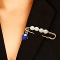 Détail de la broche Main de Fatma avec perles et œil protecteur sur un revers noir - Main Bleue Pendentif Unique Style (6561)