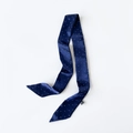 Detail eines dunkelblauen Satin-Schals mit Silberpunkten und seidiger Textur - Marineblau