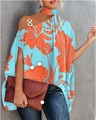 Detail van de bloemenprint haltertop met asymmetrische cape-mouw en metalen ring - S / Blauw met Oranje Bloemen