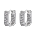 Detail van rechthoekige zilveren oorbellen met volledig micro-pave zirkonia-kristallen - Witgoud Paar