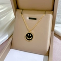 Detail einer minimalistischen Goldperlenkette mit schwarzem Smiley-Anhänger in einer Schmuckbox - K325 Schwarzgold [vollkörper-titanstahl]