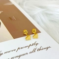 Goldene herzförmige Ohrstecker mit matter Oberfläche und praktischem Schraubverschluss - Matte Heart Style