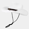 Detalle de sombrero de paja con banda de cuero marrón y adorno de latón antiguo - Talla única / Blanco