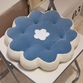 Weiches Blumenkissen mit Waffelstruktur, cremefarbenen Blüten und dunkelblauem Kern - Blau