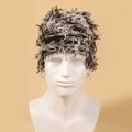 Gros plan d'un bonnet en tricot marron et crème avec détails de franges sur un mannequin - Café et Beige