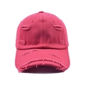 Détail d'une casquette de baseball en toile usée avec bords effilochés rouge foncé - Rouge