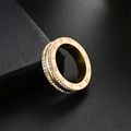 Primer plano de un anillo de acero de titanio dorado con números romanos y piedras - Talla 6 / Dorado