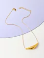Dettaglio del ciondolo geometrico dorato con catena a serpente e chiusura a moschettone - Pendaglio geometrico dorato ad arco-Catena a serpente