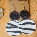 Détail de boucles d'oreilles rondes à motif vache avec crochets dorés sur bois - Style d'Épissage Rond Double Zèbre Noir Blanc (13)