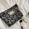 Dettaglio della borsa trucco in velluto a coste leopardato con etichetta in tessuto - Stampa Leopardata Grigia