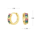 Vue détaillée des boucles d'oreilles huggie dorées avec oxydes de zirconium et dimensions - Argent 925 / Or/Multicolore